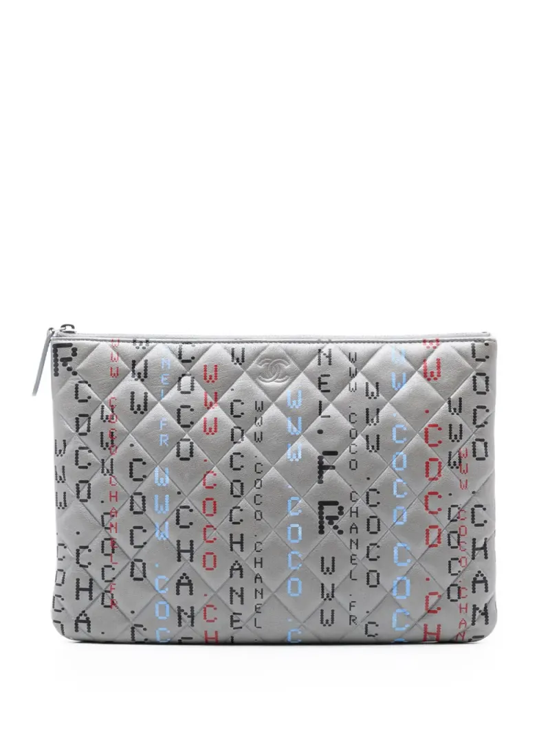 Chanel 2017-2018 mittelgroße Data Center O Case Clutch aus gestepptem Lammleder in Grau Lammleder-Leder