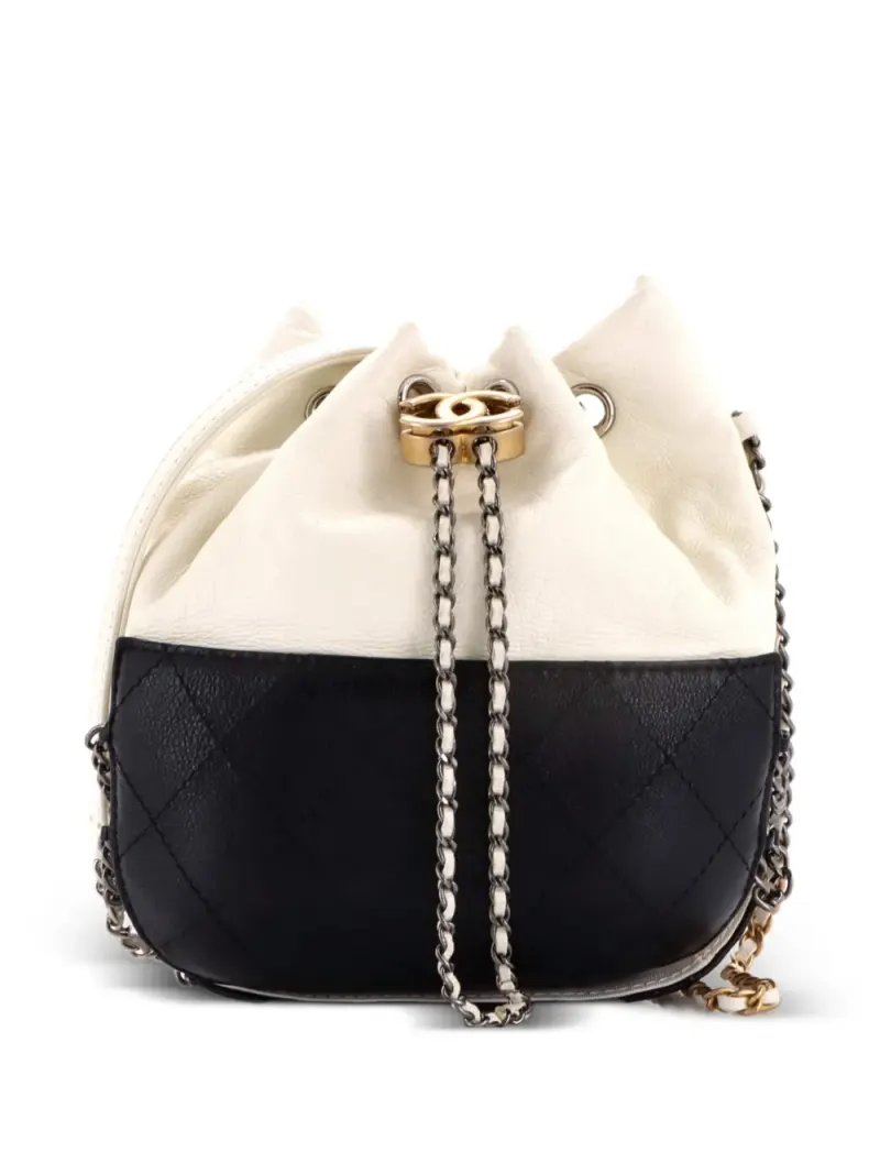 Chanel Kleine Gabrielle Beuteltasche mit Kordelzug in Schwarz