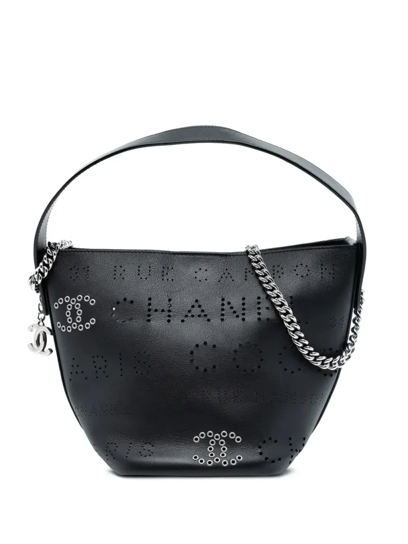 Chanel 2019 kleine perforierte Beuteltasche mit Logo in Schwarz