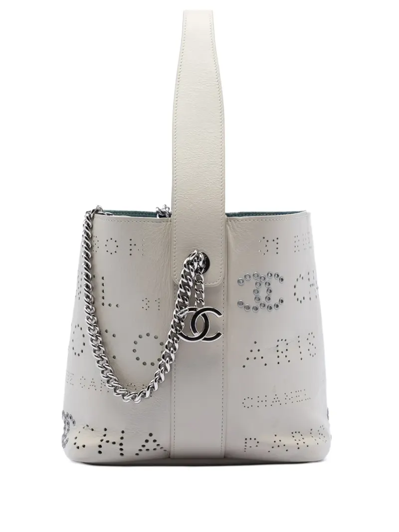 Chanel perforierte in Weiß – Pre-owned Taschen