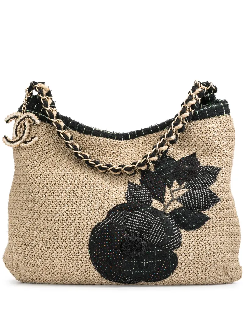 Chanel 2009 Schultertasche mit Camellia-Patch in Nude