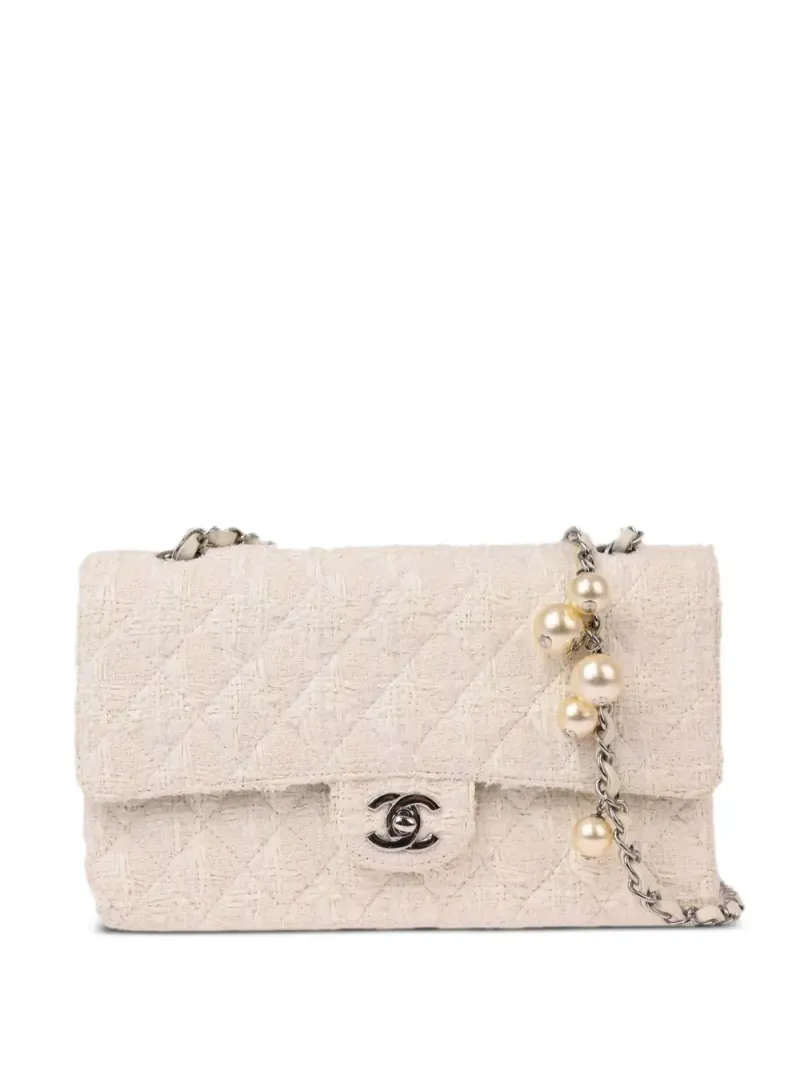 Chanel 2005 Schultertasche mit Klappdeckel in Weiß