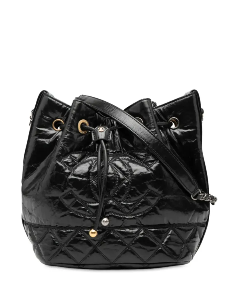 Chanel 2020 Shiny Aged Calfskin CC Chain Drawstring bucket bag in Schwarz