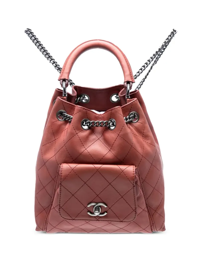 Chanel 2016-2017 mittelgroßer Urban Rucksack mit Kordelzug aus Kalbsleder mit Ziernähten in Rot Kalbsleder-Leder