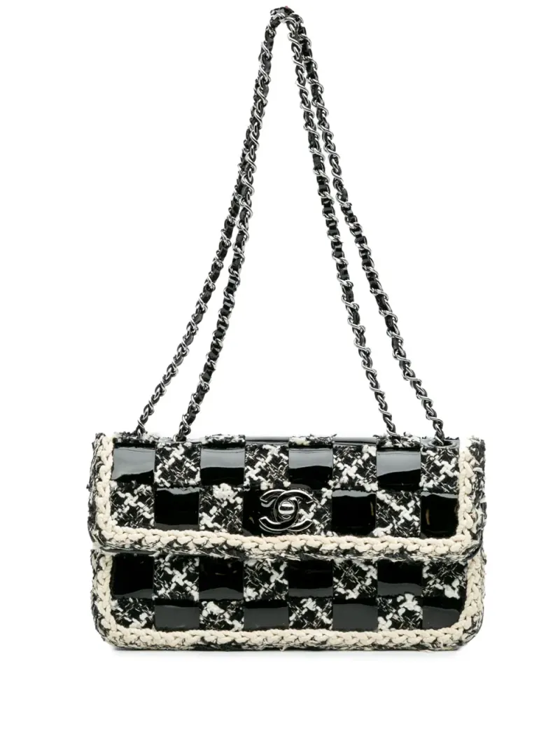 Chanel 2004-2005 mini Woven Patent and Tweed Chessboard Single Flap Schultertasche in Weiß Tweed-Leder