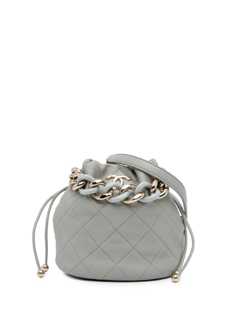 Chanel 2021-2025 zweifarbige CC Beuteltasche aus gestepptem Kalbsleder mit Kettenriemen in Grau Kalbsleder-Leder
