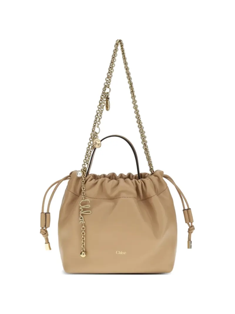 Chloé Beuteltasche mit Kettenanhänger in Nude