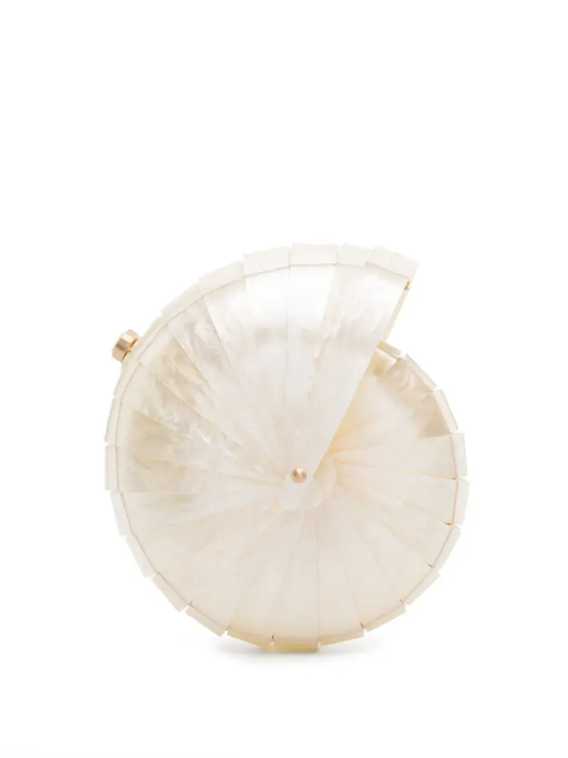 Cult Gaia Clutch mit Muscheldesign in Nude