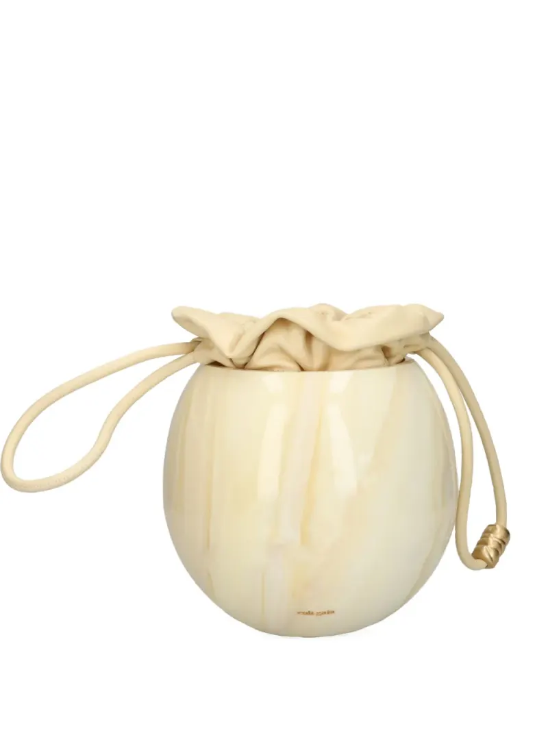 Cult Gaia Mona Beuteltasche mit Marmor-Kugel in Nude