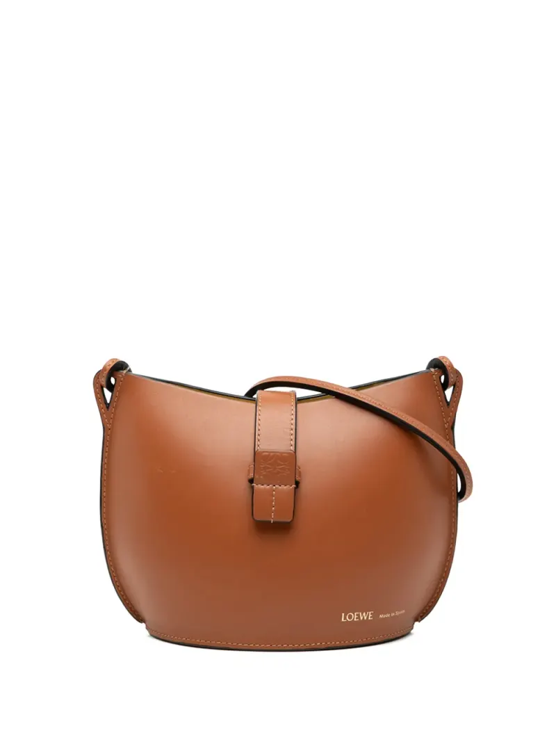 Loewe 2021 geformte Beuteltasche aus Leder in Braun