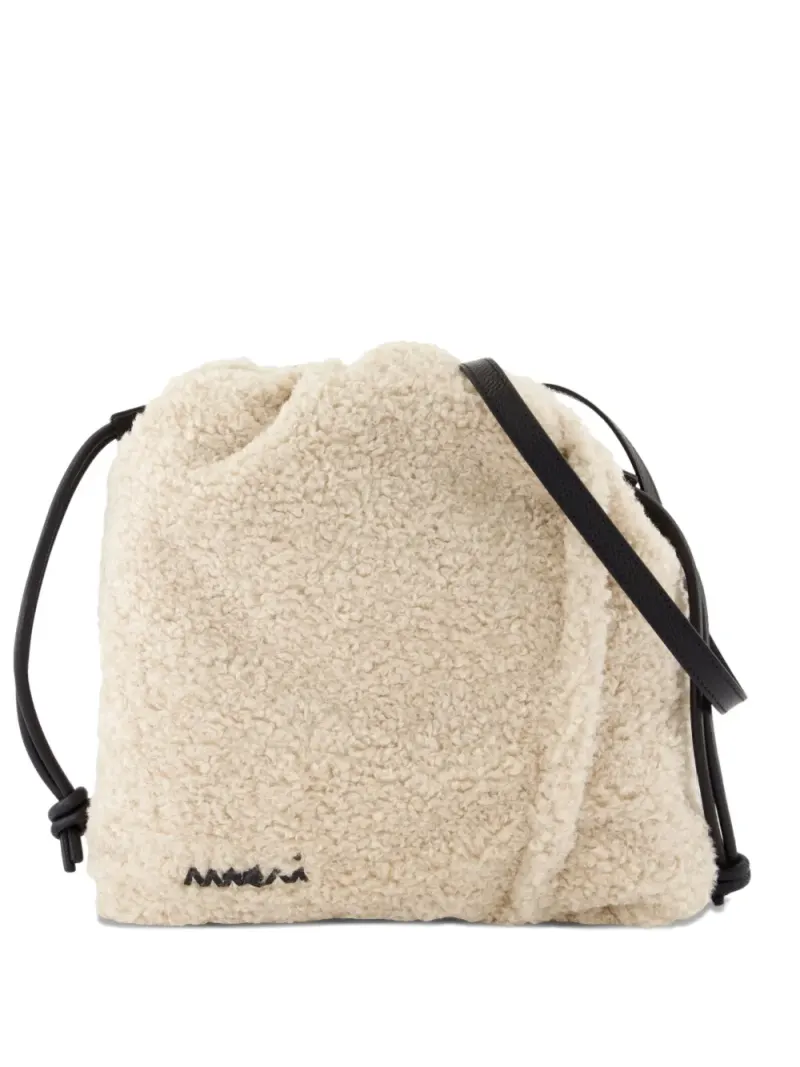 Marni Umhängetasche aus Faux Shearling mit Kordelzug in Weiß