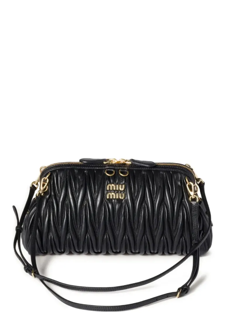 Miu Miu Clutch aus Matelassé-Leder in Schwarz Matelassé-Leder